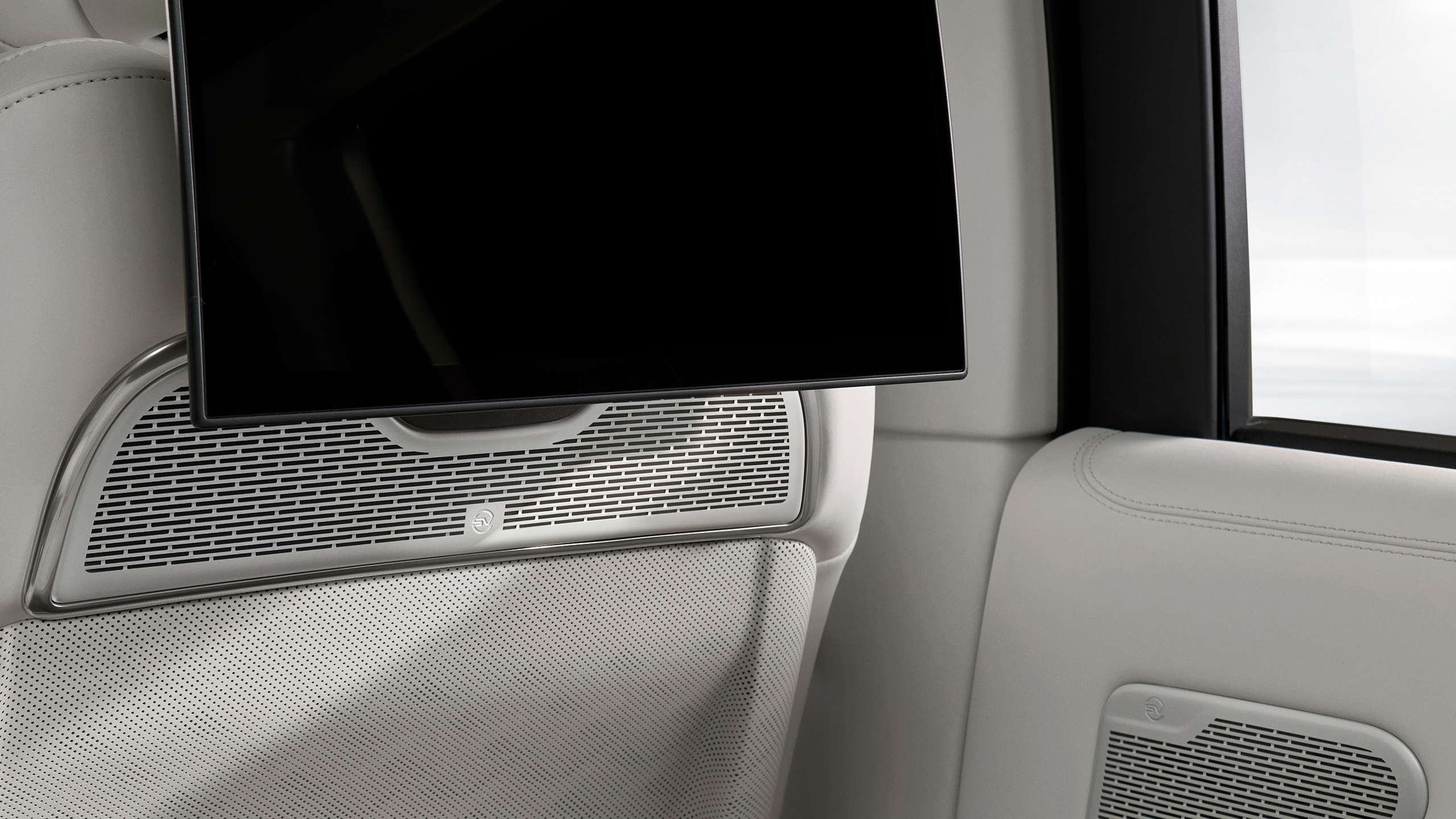 Hệ thống loa tĩnh điện SV công nghệ đột phá trên xe Range Rover SV Ultra