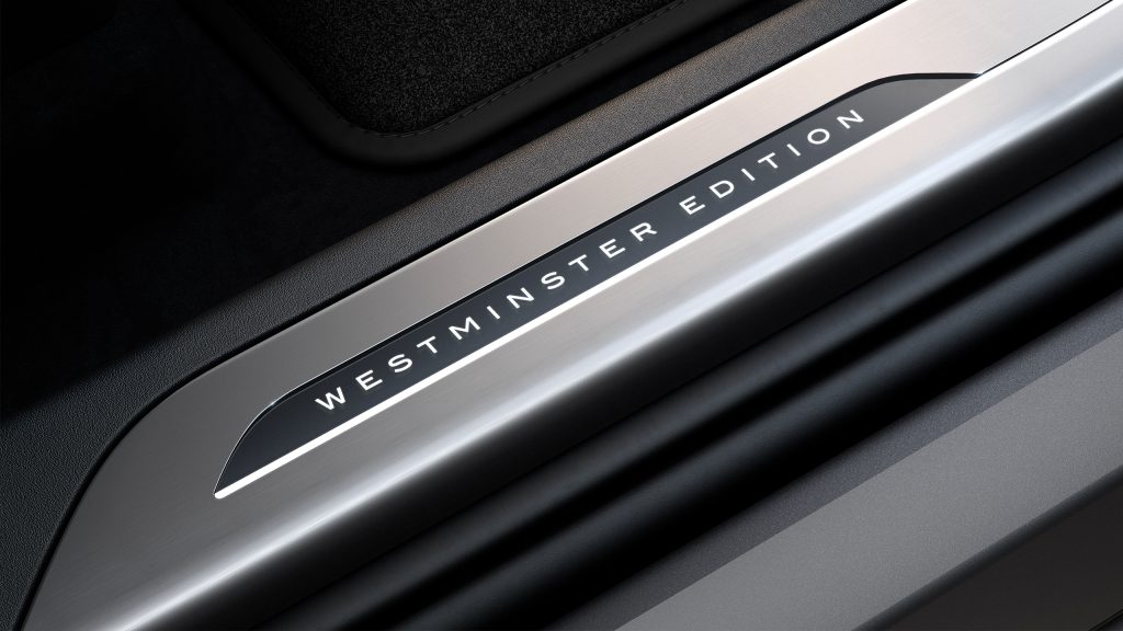 Bậc cửa phát sáng tích hợp huy hiệu Westminster Edition độc bản