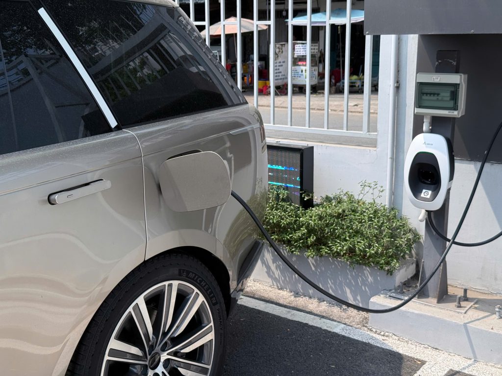 Sạc ngoài AC trên Range Rover PHEV đầy pin chạy được 100km