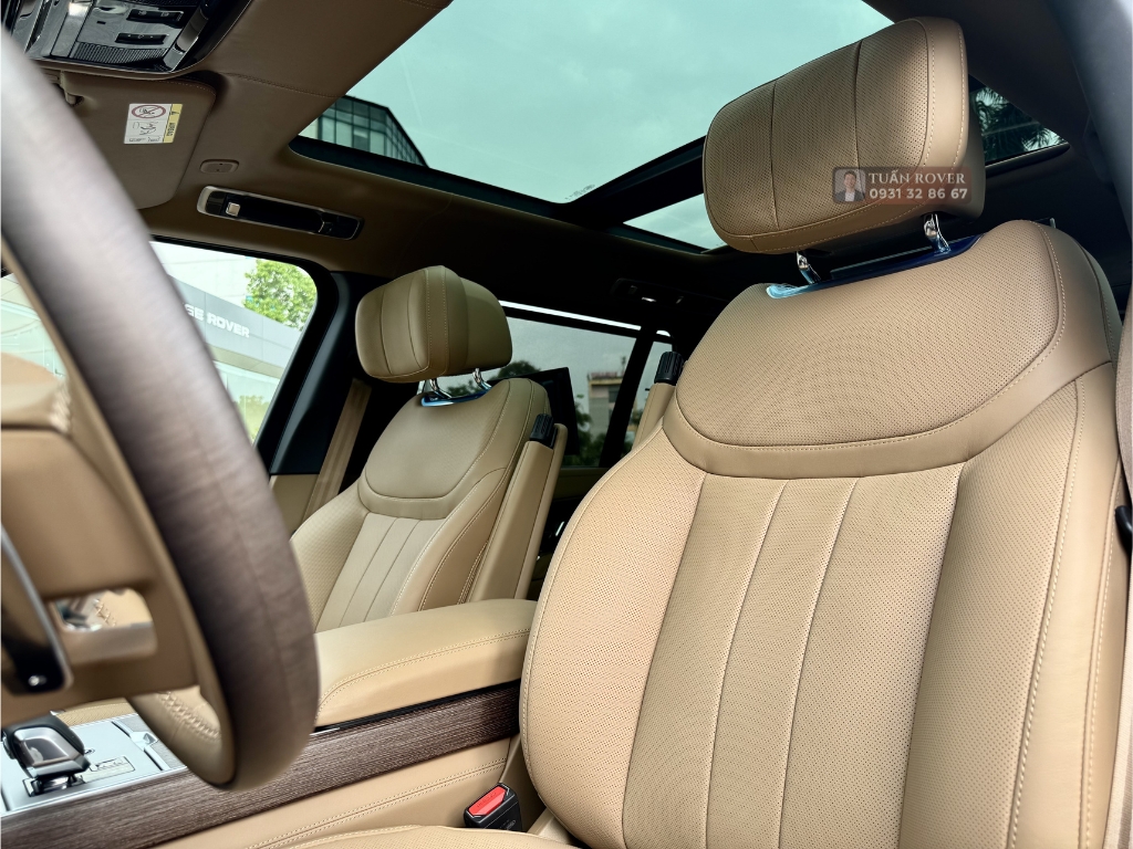 Ghế ngồi công thái học bảo vệ sức khoẻ người lái Range Rover và cửa sổ trời toàn cảnh