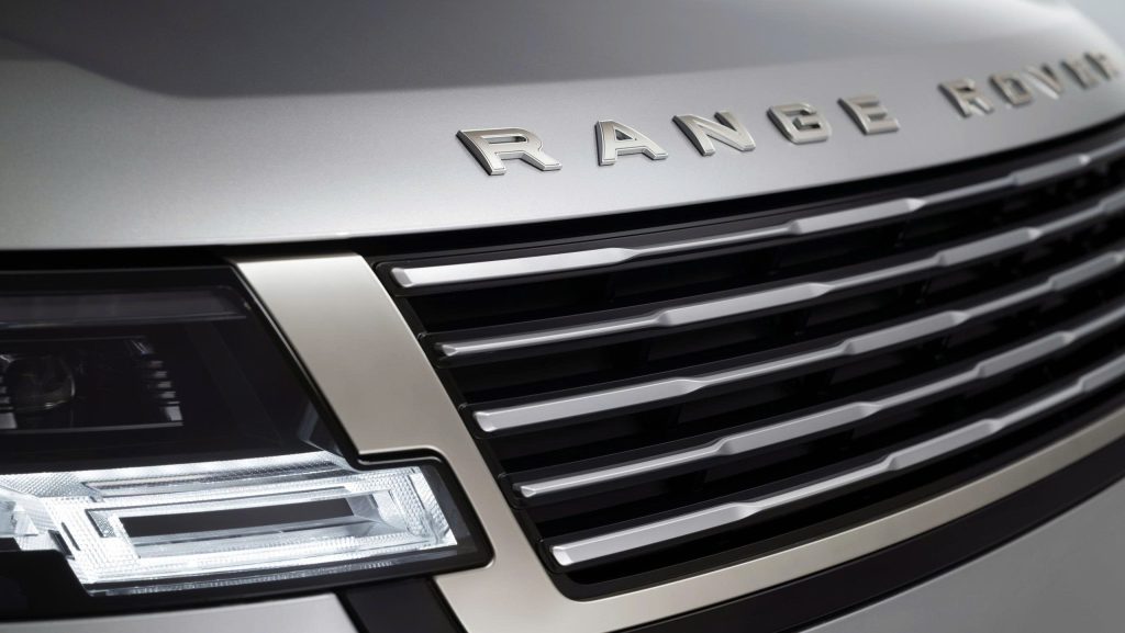 Thiết kế lưới tản nhiệt năm thanh ngang mạnh mẽ của Range Rover SV Ultra