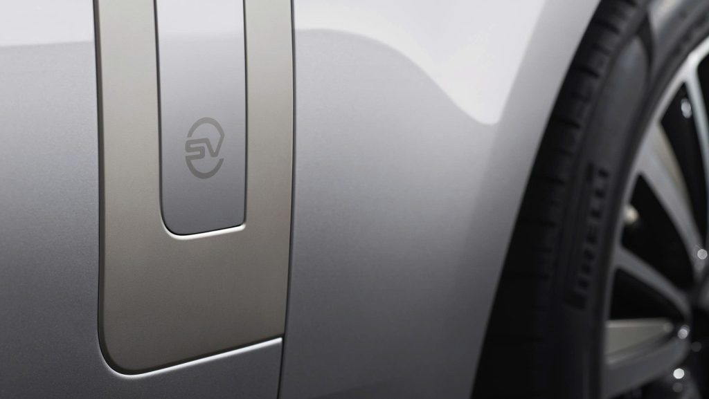 Mang cá logo SV ẩn chìm bên hông Range Rover SV Ultra