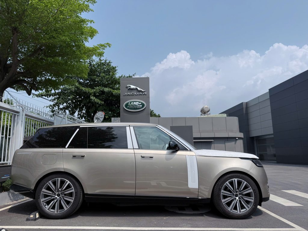 Range Rover Autobiography PHEV màu Batumi Gold là màu sơn ánh kim cao cấp