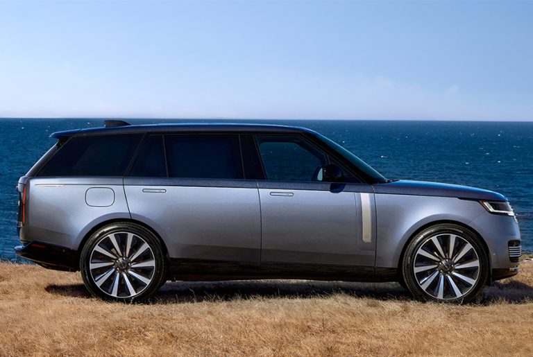 Ngoại thất phối màu xanh Duo-tone độc bản của Range Rover SV Asilomar Edition.