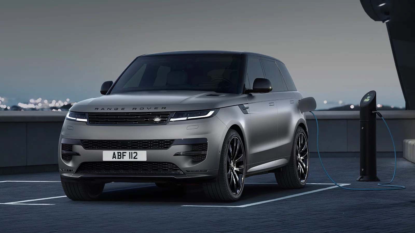 Giá xe Range Rover Sport PHEV thấp hơn đáng kể so với bản xăng truyền thống.