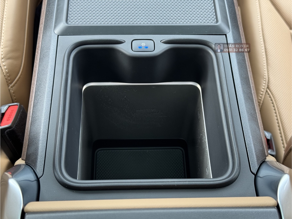 Tủ lạnh dưới bệ tỳ tay Range Rover Autobiography LWB 2026 tiện nghi cao cấp