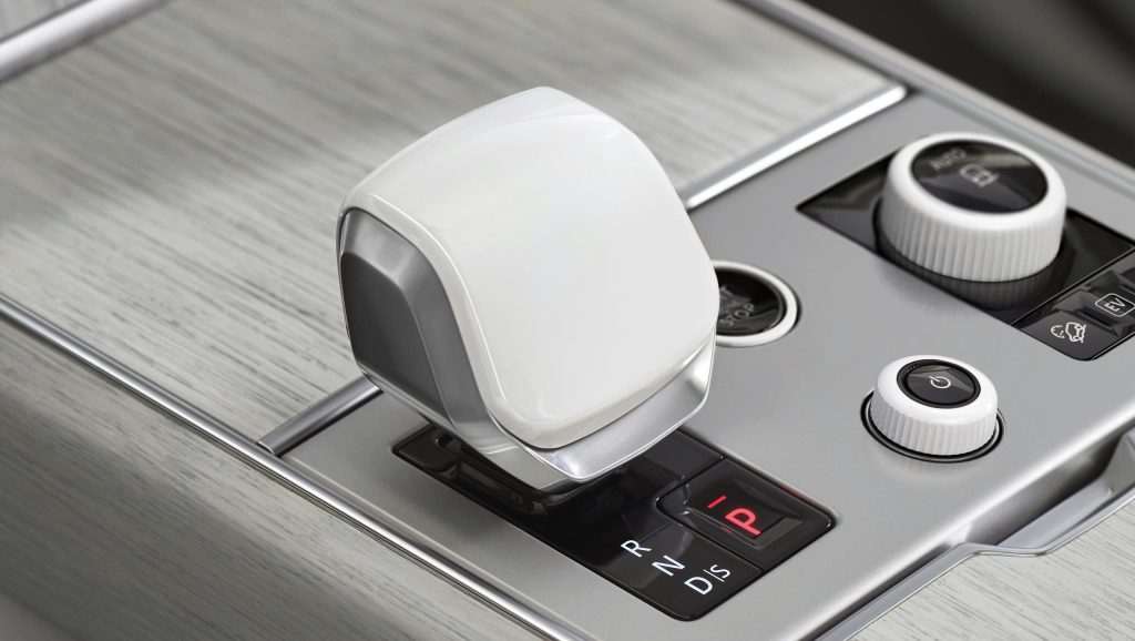 Cần số và nút bấm bằng chất liệu gốm sứ trắng trên xe SV Ultra