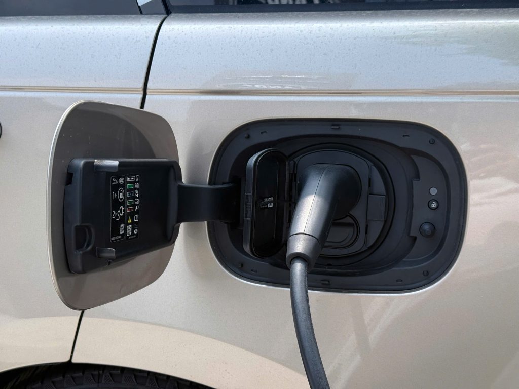 Chi tiết cổng sạc điện trên mẫu xe Range Rover PHEV mới nhất.