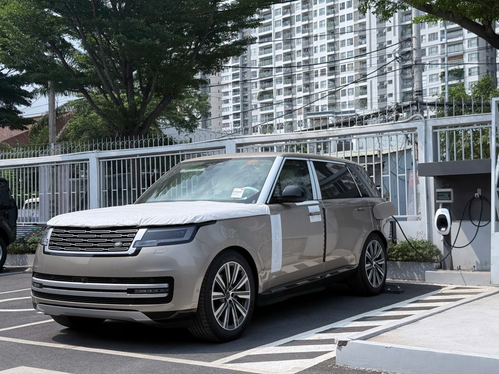 So sánh giá xe Range Rover PHEV và bản xăng sau khi giảm thuế TTĐB.
