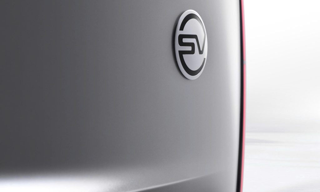 Cận cảnh logo SV bằng gốm sứ thủ công trên Range Rover SV Ultra