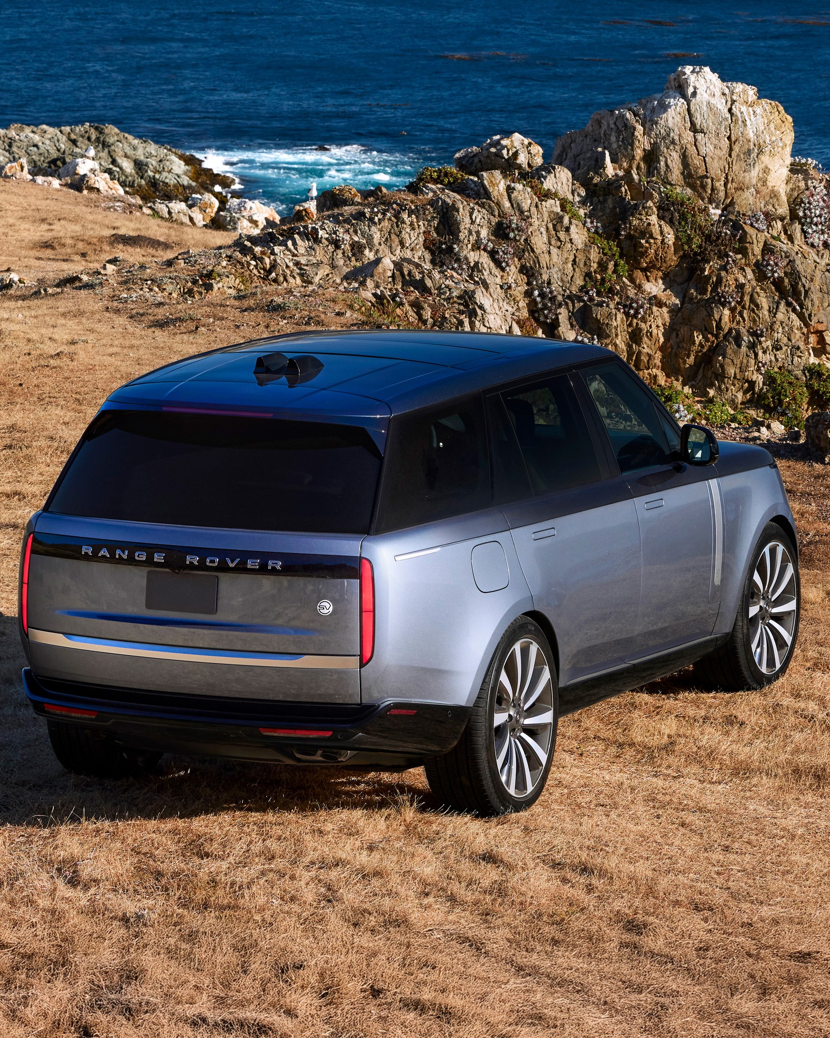 Ngoại thất phối màu xanh Duo-tone độc bản của Range Rover SV Asilomar Edition.