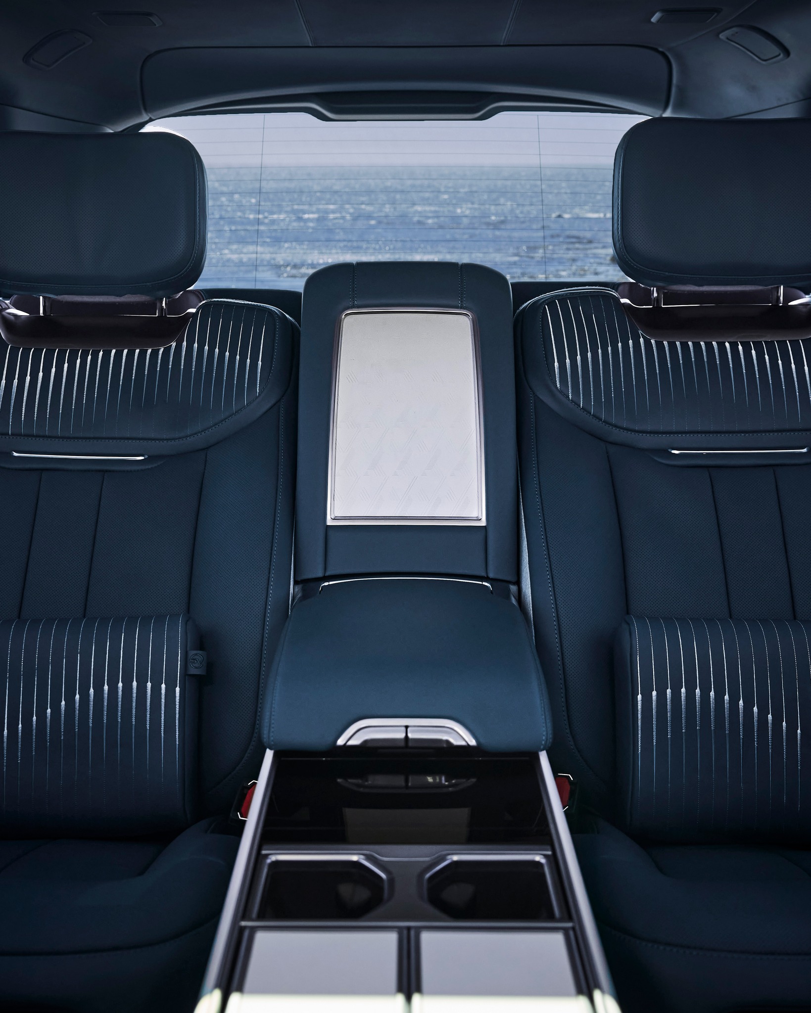 Nội thất phối màu tinh tế và vật liệu cao cấp trên Range Rover SV Asilomar Edition