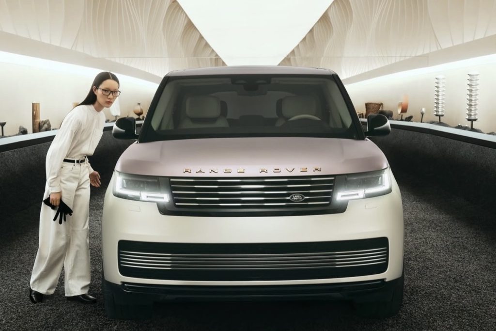 Không gian nghệ thuật sắp đặt Traces của Range Rover tại Milan Design Week 2026