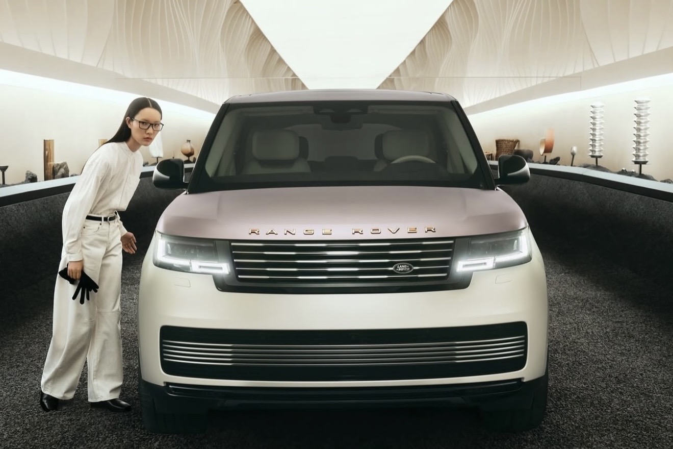 Không gian nghệ thuật sắp đặt Traces của Range Rover tại Milan Design Week 2026