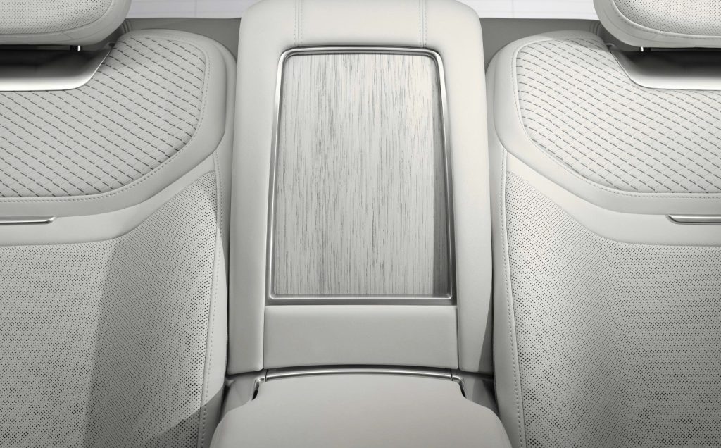 Tủ lạnh phía sau Range Rover SV Ultra được đặt 2 ly pha lê thủ công xa xỉ
