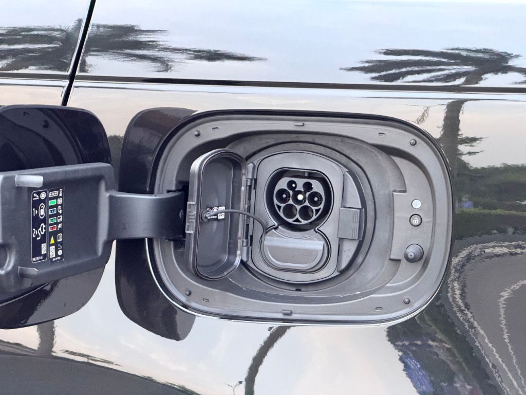 Cổng sạc điện trên Range Rover Sport PHEV 2026