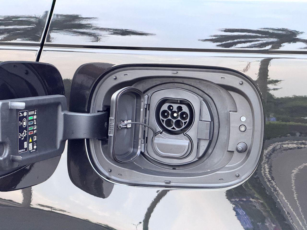 Cổng sạc điện trên Range Rover Sport PHEV 2026