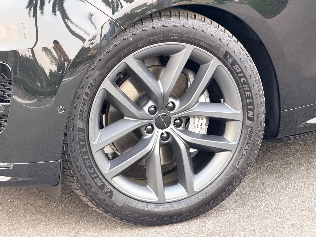 Range Rover Sport 2026 có thay đổi ở Logo tâm bánh xe với dòng chữ Range Rover