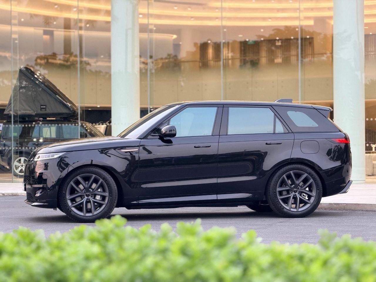 Thân xe Range Rover Sport PHEV 2026 màu đen Santorini Black uy nghi